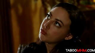 دختر fucks در دختر خوانده خود را مانند یک معلم که مجازات دختر مدرسه ای