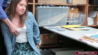 Brunetka dievča je chytený shoplifting a dôstojník, ktorý sa trestá jej.On gropes jej malé prsia a ovláda ju, aby mu bj.Potom mu rany jej kundu