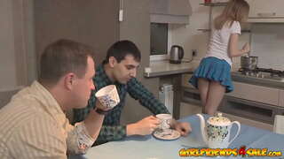 Horny drobná teen cuckolds jej manžel