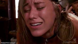 Attaché brune esclave de la lingerie Rilynn Rae squating sur vibreur sur un bâton de vibration et de deux salopes puis avec Casey Calvert anal baisée en bdsm partie de l&#039;Étage Supérieur