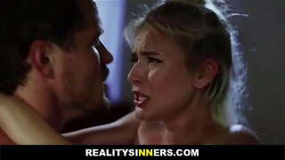 Dochodzę Na Wspaniały Tyłek Moją Przyrodnią Siostrzyczkę - RealitySinners.com