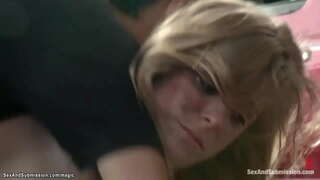 شہوانی ، شہوت انگیز سنہرے بالوں والی پینی امن دوروں پاگل میکینک ٹومی وہ پستول سے ملاقات میں تھراپسٹ لیکن وہ overpowers اس کے اور بھاری ڈک کے ساتھ سب سے زیادہ ان کی دکان