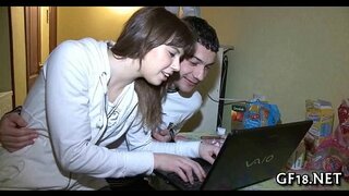 Сладката тийнейджърска красавица взема твърд 10-килограмов удар