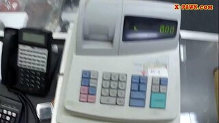 Бландынка красуня прадае свае сумкі і толченый