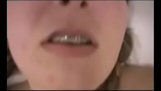 Qo&#039;shtirnoq bilan issiq teen anal fucks va creampie jonli oladi Sluttygirlscams.com
