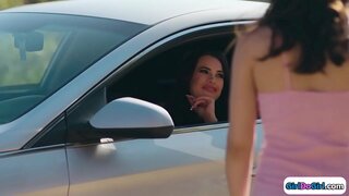 Три сексуальні дівчини з коледжу цілуються на ліжку. Дві з них смокчуть тверді циці своєї рудоволосої подруги, перед тим, як одна з них лизне її кицьку під час змащування обличчя на лобок рудоволосої. Ця тінейджерка їсть кицьку, а потім вони теруться одна про іншу, поки не дійдуть до оргазму