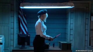 Mec lié et baisée interrogateur