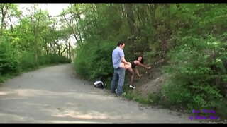 Սկզբում նրանք прикасаются միմյանց բարում, հետո գնում են ստանալ դրել հանրային այգի