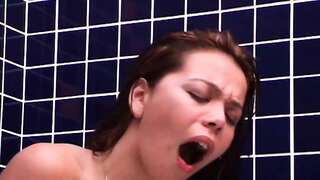 На ванні вона просить член в жопу!!!